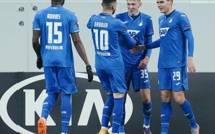 Die Spieler von 1899 Hoffenheim feiern das 1:0 beim Spiel gegen KAA Gent. Foto: Uwe Anspach/dpa