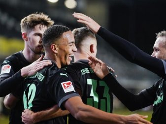 Die SpVgg Greuther Fürth übernimmt zumindest bis Samstag Platz eins in der 2. Liga. Foto: Uwe Anspach/dpa Die SpVgg Greuther Fürth übernimmt zumindest bis Samstag Platz eins in der 2. Liga. Foto: Uwe Anspach/dpa