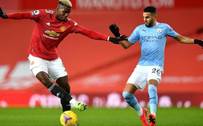 Uniteds Paul Pogba (l) im Duell mit Riyad Mahrez von Manchester City. Foto: Paul Ellis/PA Wire/dpa