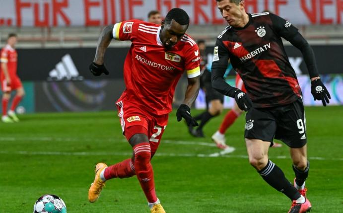 Lewandowski (r) bewahrt Bayern vor einer Niederlage