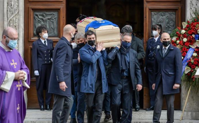 Weggefährten des ehemaligen Fußball-Weltmeisters Paolo Rossi aus Italien tragen den Sarg aus der Kirche. Foto: Claudio Furlan/LaPresse via ZUMA Press/dpa