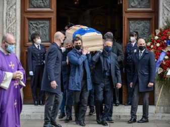 Weggefährten des ehemaligen Fußball-Weltmeisters Paolo Rossi aus Italien tragen den Sarg aus der Kirche. Foto: Claudio Furlan/LaPresse via ZUMA Press/dpa Weggefährten des ehemaligen Fußball-Weltmeisters Paolo Rossi aus Italien tragen den Sarg aus der Kirche. Foto: Claudio Furlan/LaPresse via ZUMA Press/dpa