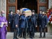 Weggefährten des ehemaligen Fußball-Weltmeisters Paolo Rossi aus Italien tragen den Sarg aus der Kirche. Foto: Claudio Furlan/LaPresse via ZUMA Press/dpa