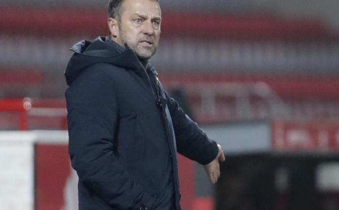 Hansi Flick blickte nach dem Unentschieden beim 1. FC Union Berlin gleich nach vorne. Foto: Michael Sohn/POOL AP/dpa