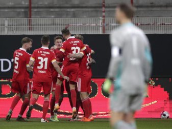 Manuel Neuer musste gegen Union erneut hinter sich greifen. Nach elf Spielen schon der 17. Gegentreffer der Bayern. Foto: Michael Sohn/POOL AP/dpa Manuel Neuer musste gegen Union erneut hinter sich greifen. Nach elf Spielen schon der 17. Gegentreffer der Bayern. Foto: Michael Sohn/POOL AP/dpa