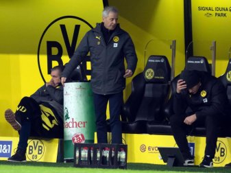 Trainer Lucien Favre (M.) erlebte mit dem BVB einen schwarzen Tag. Foto: Bernd Thissen/dpa