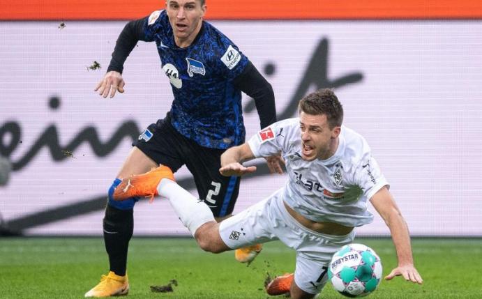 Die Gladbacher um Patrick Herrmann (r) kamen gegen Hertha BSC nur zu einem 1:1. Foto: Marius Becker/dpa