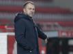 Hansi Flick blickte nach dem Unentschieden beim 1. FC Union Berlin gleich nach vorne. Foto: Michael Sohn/POOL AP/dpa