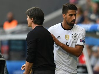 Ex-Nationalspieler Khedira (r.) und Trainer Löw Ex-Nationalspieler Khedira (r.) und Trainer Löw