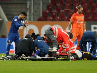 Mark Uth wird auf dem Spielfeld behandelt