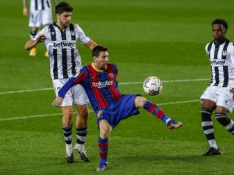 Lionel Messi (M) erzielte Barcelonas Siegtor gegen Levante. Foto: Joan Monfort/AP/dpa Lionel Messi (M) erzielte Barcelonas Siegtor gegen Levante. Foto: Joan Monfort/AP/dpa