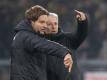 Lucien Favre (r) und sein bisheriger Assistent Edin Terzic. Foto: Bernd Thissen/dpa