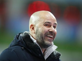 «Lieber da als irgendwo anders», sagt Leverkusens Trainer Peter Bosz über Tabellenplatz eins. Foto: Thilo Schmuelgen/Reuters/Pool/dpa «Lieber da als irgendwo anders», sagt Leverkusens Trainer Peter Bosz über Tabellenplatz eins. Foto: Thilo Schmuelgen/Reuters/Pool/dpa