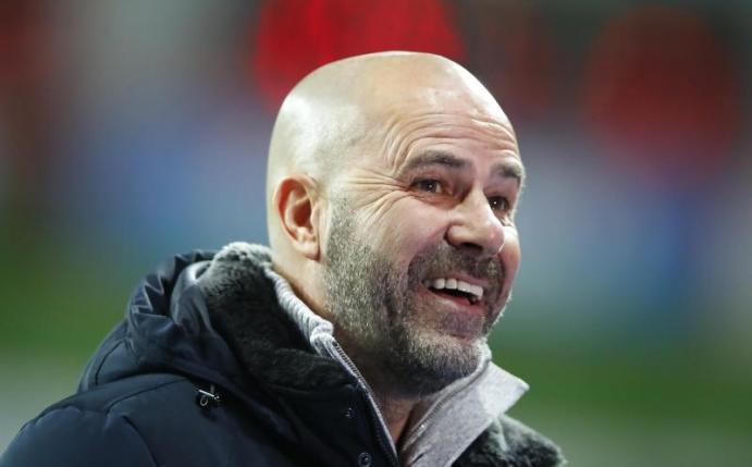 «Lieber da als irgendwo anders», sagt Leverkusens Trainer Peter Bosz über Tabellenplatz eins. Foto: Thilo Schmuelgen/Reuters/Pool/dpa