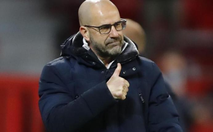 Ist mit Bayer Leverkusen obenauf in der Fußball-Bundesliga: Trainer Peter Bosz. Foto: Thilo Schmuelgen/Reuters/Pool/dpa