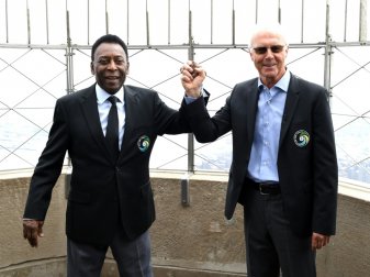 Beckenbauer und Pele (l.) in der besten Mannschaft der Geschichte