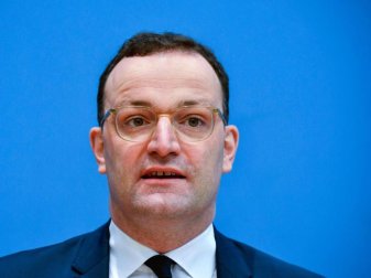 Laut Bundesgesundheitsminister Jens Spahn sei die Verfügbarkeit von Schnelltests «sehr, sehr hoch». Foto: Tobias Schwarz/AFP/Pool/dpa Laut Bundesgesundheitsminister Jens Spahn sei die Verfügbarkeit von Schnelltests «sehr, sehr hoch». Foto: Tobias Schwarz/AFP/Pool/dpa