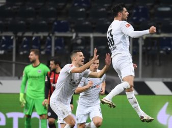 Rettete Gladbach im Alleingang einen Punkt in Frankfurt: Lars Stindl (r). Foto: Arne Dedert/dpa Rettete Gladbach im Alleingang einen Punkt in Frankfurt: Lars Stindl (r). Foto: Arne Dedert/dpa