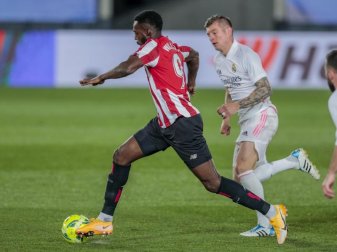 Real Madrids Toni Kroos (r) versucht, Athletic Bilbaos Inaki Williams (l) den Ball abzunehmen. Foto: Bernat Armangue/AP/dpa Real Madrids Toni Kroos (r) versucht, Athletic Bilbaos Inaki Williams (l) den Ball abzunehmen. Foto: Bernat Armangue/AP/dpa