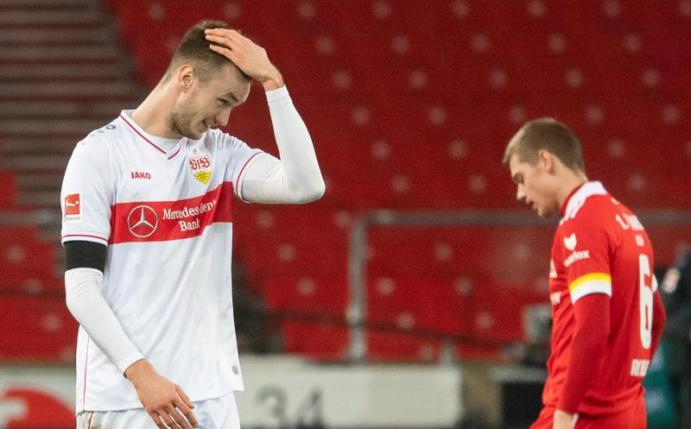 Der Stuttgarter Doppel-Torschütze Sasa Kalajdzic (l) hatte vergessen, sich im Managerspiel aufzustellen. Foto: Sebastian Gollnow/dpa