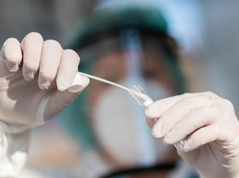 In der spielfreien Zeit sind zwei PCR-Testungen innerhalb einer Woche durchzuführen. Foto: Tom Weller/dpa In der spielfreien Zeit sind zwei PCR-Testungen innerhalb einer Woche durchzuführen. Foto: Tom Weller/dpa