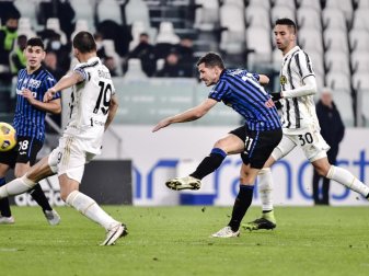 Sicherte Atalanta einen Punkt bei Juventus: Remo Freuler (2.v.r). Foto: Marco Alpozzi/LaPresse/AP/dpa
