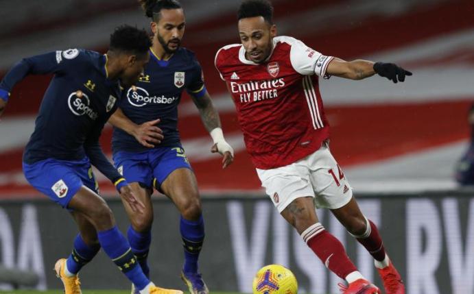 Ex-BVB-Profi Pierre-Emerick Aubameyang (r) rettet Arsenal einen Punkt gegen Southampton. Foto: Adrian Denis/POOL AFP/dpa