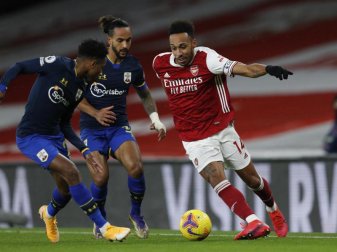 Ex-BVB-Profi Pierre-Emerick Aubameyang (r) rettet Arsenal einen Punkt gegen Southampton. Foto: Adrian Denis/POOL AFP/dpa Ex-BVB-Profi Pierre-Emerick Aubameyang (r) rettet Arsenal einen Punkt gegen Southampton. Foto: Adrian Denis/POOL AFP/dpa