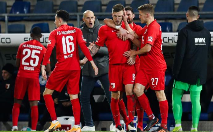 Augsburg holt sich drei wichtige Punkte gegen Bielefeld