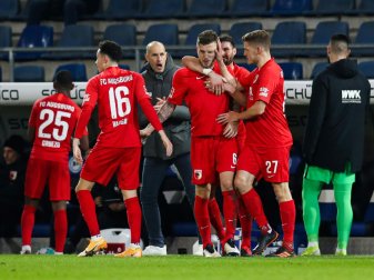 Augsburg holt sich drei wichtige Punkte gegen Bielefeld Augsburg holt sich drei wichtige Punkte gegen Bielefeld
