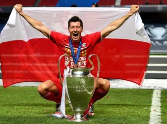 Krönt sich Robert Lewandowski nach dem Triple mit Bayern noch mit dem Titel des Weltfußballers?. Foto: Michael Regan/Getty Images via UEFA/dpa Krönt sich Robert Lewandowski nach dem Triple mit Bayern noch mit dem Titel des Weltfußballers?. Foto: Michael Regan/Getty Images via UEFA/dpa