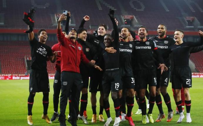 Leverkusens Mannschaft feiert ihren Sieg. Foto: Wolfgang Rattay/Reuters/Pool/dpa