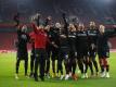 Leverkusens Mannschaft feiert ihren Sieg. Foto: Wolfgang Rattay/Reuters/Pool/dpa