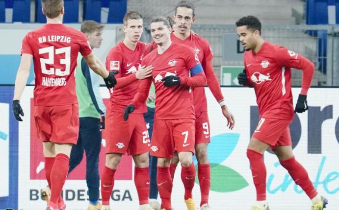 RB Leipzig ist nach dem Sieg bei Hoffenheim hinter Bayer und Bayern in Lauerstellung im Bundesliga-Titelrennen. Foto: Uwe Anspach/dpa