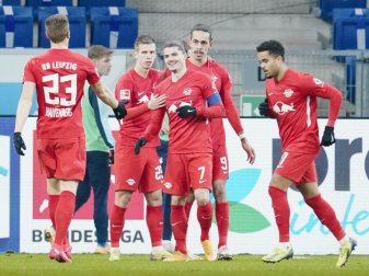 RB Leipzig ist nach dem Sieg bei Hoffenheim hinter Bayer und Bayern in Lauerstellung im Bundesliga-Titelrennen. Foto: Uwe Anspach/dpa RB Leipzig ist nach dem Sieg bei Hoffenheim hinter Bayer und Bayern in Lauerstellung im Bundesliga-Titelrennen. Foto: Uwe Anspach/dpa