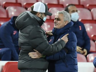 Mourinho (r.) stichelt gegen Klopp Mourinho (r.) stichelt gegen Klopp