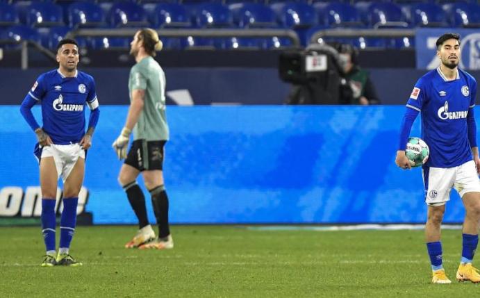 Nach der Heimpleite gegen Freiburg wird die Lage auf Schalke immer prekärer. Foto: Martin Meissner/AP POOL/dpa