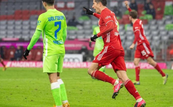 Erzielte gegen Wolfsburg sein insgesamt 250. Bundesliga-Tor: Bayern-Goalgetter Robert Lewandowski. Foto: Matthias Balk/dpa-Pool/dpa