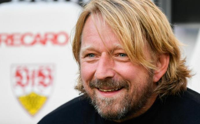 Hat beim VfB Stuttgart einen neuen Vertrag unterschriebenK Sportdirektor Sven Mislintat. Foto: Tom Weller/dpa