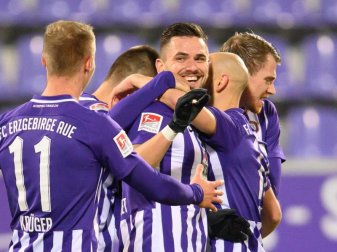 Der FC Erzgebirge Aue setzte sich zu Hause gegen den KSC durch. Foto: Robert Michael/dpa-Zentralbild/dpa Der FC Erzgebirge Aue setzte sich zu Hause gegen den KSC durch. Foto: Robert Michael/dpa-Zentralbild/dpa
