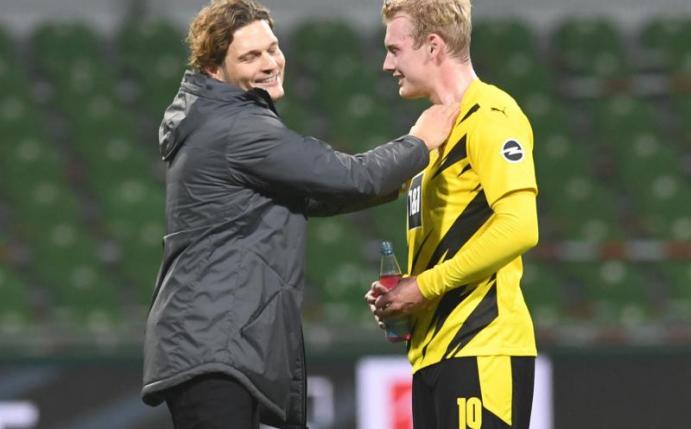 Dortmunds neuer Trainer Edin Terzic (l) im Gespräch mit Julian Brandt. Foto: Carmen Jaspersen/dpa