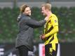 Dortmunds neuer Trainer Edin Terzic (l) im Gespräch mit Julian Brandt. Foto: Carmen Jaspersen/dpa