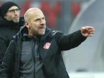 Muss mit einem Rumpfteam bei Darmstadt 98 antreten: Würzburg-Coach Bernhard Trares. Foto: Daniel Karmann/dpa Muss mit einem Rumpfteam bei Darmstadt 98 antreten: Würzburg-Coach Bernhard Trares. Foto: Daniel Karmann/dpa
