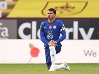 Fußballer wollen weiter gegen Rassismus aufs Knie gehen Fußballer wollen weiter gegen Rassismus aufs Knie gehen