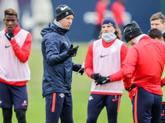 Erwartet seine Spieler bereits kurz nach Weihnachten aus dem Urlaub zurück: Leipzig-Coach Julian Nagelsmann (2.v.l). Foto: Jan Woitas/dpa-Zentralbild/dpa Erwartet seine Spieler bereits kurz nach Weihnachten aus dem Urlaub zurück: Leipzig-Coach Julian Nagelsmann (2.v.l). Foto: Jan Woitas/dpa-Zentralbild/dpa