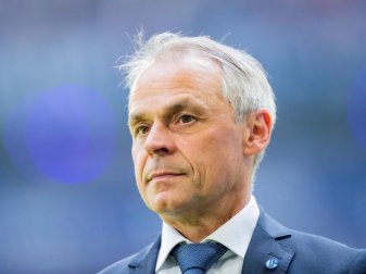 Olaf Thon kann sich Mike Büskens länger beim FC Schalke 04 vorstellen. Foto: Rolf Vennenbernd/dpa Olaf Thon kann sich Mike Büskens länger beim FC Schalke 04 vorstellen. Foto: Rolf Vennenbernd/dpa