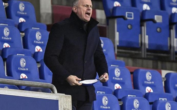 Schalkes Sportvorstand Jochen Schneider ist auf der Suche nach einem neuen Trainer. Foto: Martin Meissner/AP POOL/dpa