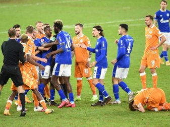Schalke 04 verliert auch gegen Arminia Bielefeld Schalke 04 verliert auch gegen Arminia Bielefeld
