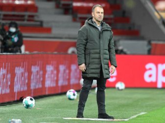 Bayern-Trainer Hansi Flick hatte Sané in der 32. Minute eingewechselt und in der 68. wieder vom Platz geholt. Foto: Bernd Thissen/dpa-pool/dpa Bayern-Trainer Hansi Flick hatte Sané in der 32. Minute eingewechselt und in der 68. wieder vom Platz geholt. Foto: Bernd Thissen/dpa-pool/dpa