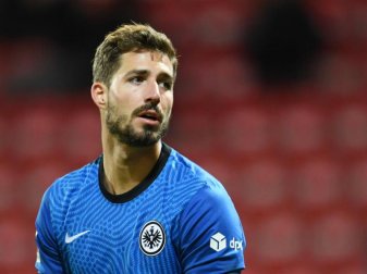 Frankfurts Keeper Kevin Trapp beschenkt seine Teamkollegen. Foto: Annegret Hilse/Reuters Images Europe/Pool/dpa Frankfurts Keeper Kevin Trapp beschenkt seine Teamkollegen. Foto: Annegret Hilse/Reuters Images Europe/Pool/dpa